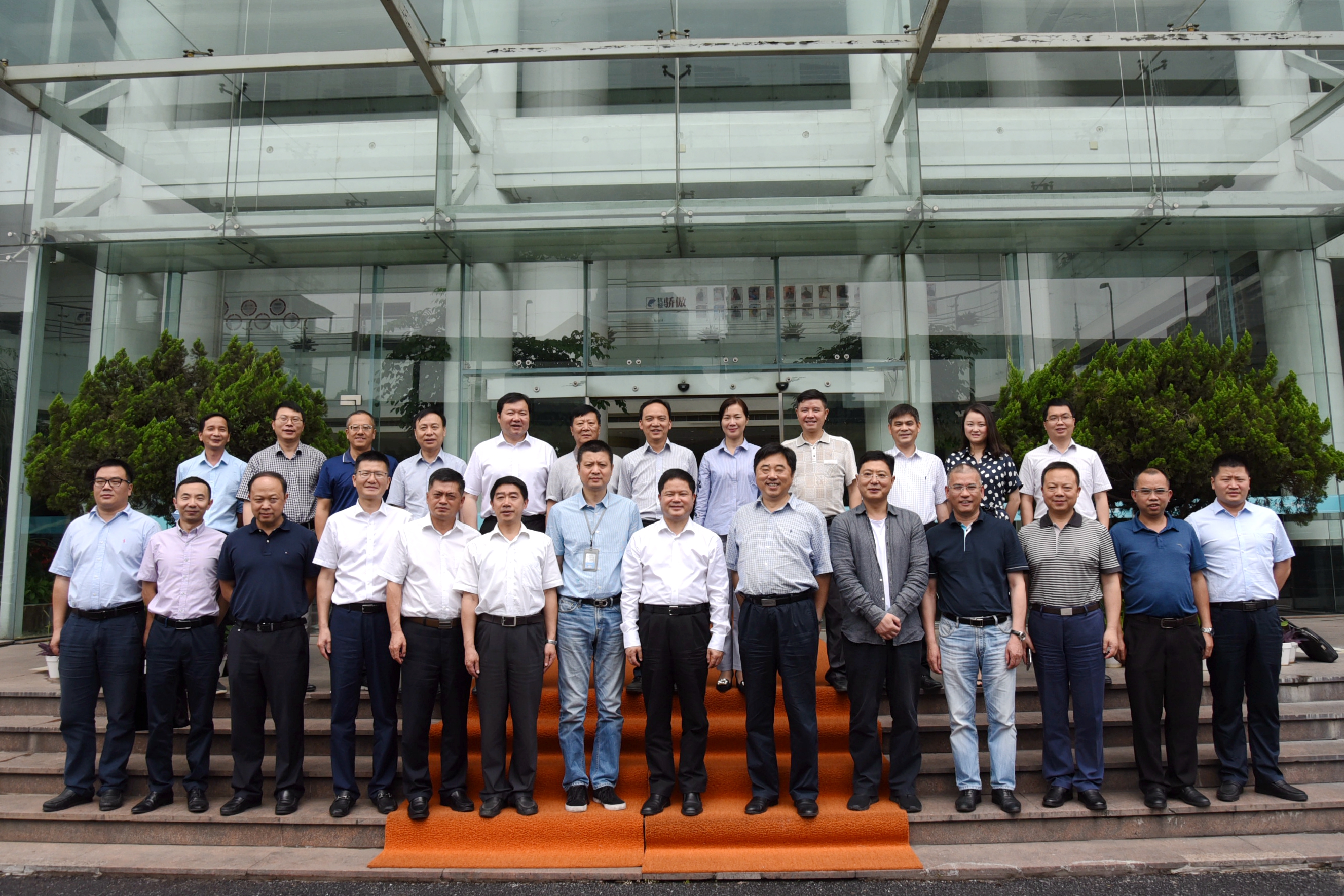 貴州省黔西南州委書(shū)記劉文新一行蒞臨浙茶集團交流座談